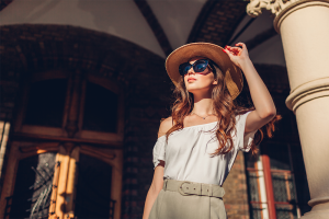 fashion-model-outdoor-portrait-tourist-woman-LEVE